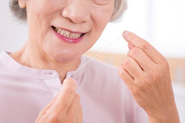 치아가 벌어져 음식물이 잘 끼는 사람이나 잇몸 질환이 있는 사람은 치실 사용을 습관화해야 한다./사진=클립아트코리아