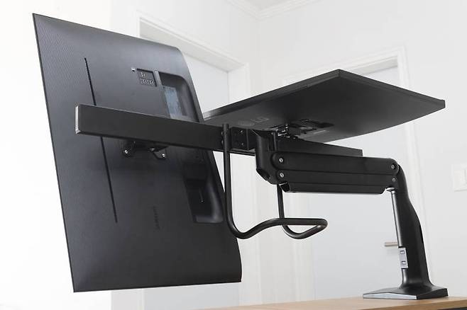 모니터 암 사용 시 매우 극적인 각도로 모니터를 배치할 수 있다. 출처=IT동아