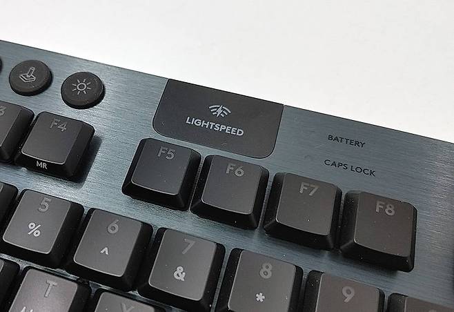 로지텍 고유의 무선 전송기술인 '라이트스피드'가 적용됐다