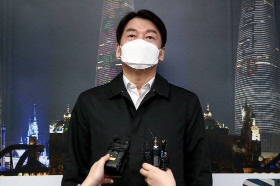 서울시장 보궐선거 출마를 선언한 안철수 국민의당 대표가 지난 26일 서울 종로구 서울특별시선거관리위원회에서 예비후보자등록을 마친 후 취재진의 질문에 답변하고 있다. [뉴스1]