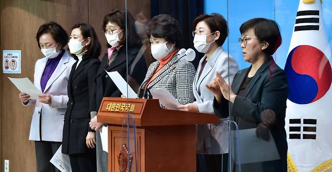 국민의힘 여성 의원들, 인권위 조사결과 기자회견 김정재 국민의힘 성폭력대책위원장(오른쪽에서 두번째)을 비롯한 당 소속 여성 의원들이 27일 국회에서 고 박원순 전 시장의 성추행으로 치러지는 서울시장 보궐선거에 출마한 박영선 전 중소벤처기업부 장관과 우상호 더불어민주당 의원을 향해 “보궐선거에 출마한 것 자체가 피해자에 대한 2차 가해”라고 주장하는 기자회견을 열고 있다. 국회사진기자단