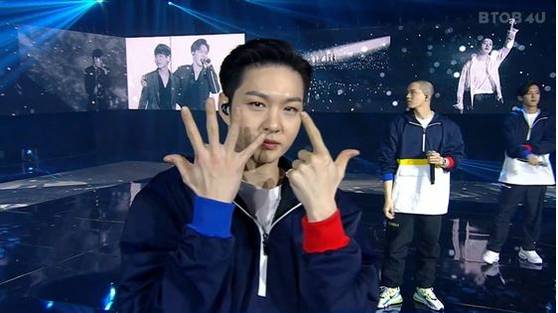 BTOB member Lee Chang-seob holds up seven fingers during BTOB 4U's online concert on Jan. 23. [SCREEN CAPTURE]