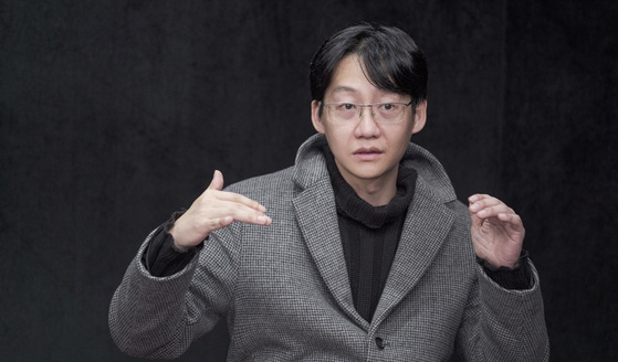Director Lee In-eui during an interview with the Korea JoongAng Daily at its office in Sangam-dong in western Seoul about his film ″The ABCs of Our Relationship.″ [JEON TAE-GYU]