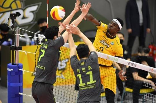 케이타의 고공 강타 [한국배구연맹(KOVO) 제공]