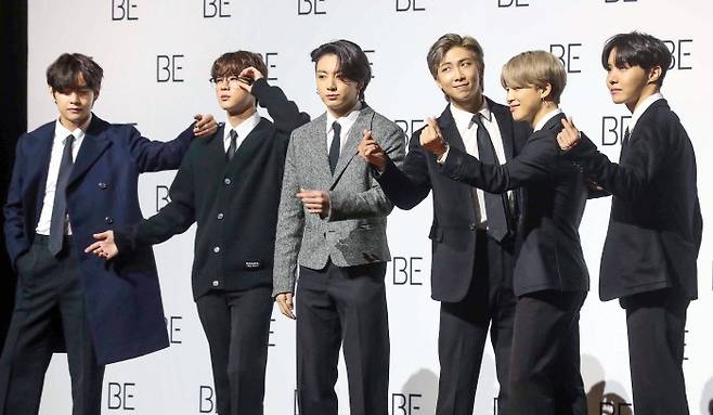 지난해 11월 서울 중구 동대문디자인플라자에서 열린 방탄소년단 새 앨범'BE (Deluxe Edition)' 글로벌 기자간담회에서 멤버들이 포즈를 취하고 있다.<이충우기자>