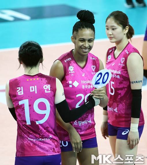 하지만 그의 데뷔전은 그리 길지 않았다. 브루나는 두 번의 블로킹 시도 후 다시 김미연과 교체됐다.