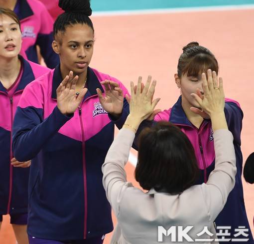 흥국생명의 3-1 승리로 경기가 끝나자 브루나는 박미희 감독과 하이파이브를 나누었고...