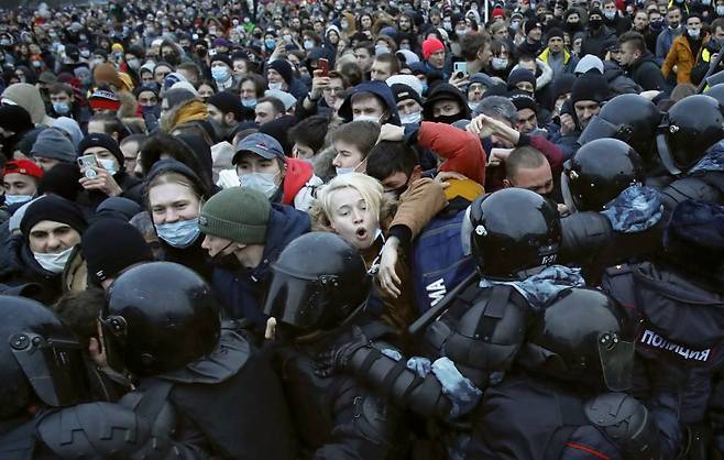 23일(현지시간) 러시아 상트페테르부르크에서 야권 지도자 알렉세이 나발니의 석방을 요구하는 시위대가 경찰과 대치하고 있다. 2021.01.23./사진=[상트페테르부르크=AP/뉴시스]