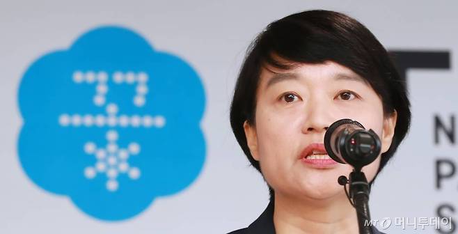 한성숙 네이버 대표이사가 19일 오전 서울 종로스페이스 내 스몰 비즈니스와 창작자를 위한 지원 공간인 네이버 파트너스퀘어 종로 개관식에 참석해 인사말을 하고 있다. 네이버가 지원하는 파트너스퀘어는 교육, 컨설팅, 창작 스튜디오 등을 운영해 사업자와 창작자가 디지털 경쟁력을 높여 사업을 성장시킬 수 있도록 돕고 있다. / 사진=이동훈 기자 photoguy@