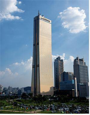 한화생명 노사가 판매 자회사 설립 방안을 두고 벌인 마지막 협상에서 합의점을 찾지 못했다. 노조는 29일부터 무기한 파업에 들어간다는 입장이다. 사진은 한화생명 여의도 사옥./사진=한화생명