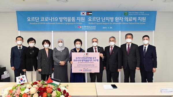 장길자(가운데) 국제위러브유 회장이 요르단 내 시리아 난민을 위한 방역품 지원, 난치병 환자 의료비 지원 전달식에서 아델 모하마드 아다일레 주한 요르단 대사 부부, 국제위러브유 이사진과 기념촬영을 했다. 위러브유 제공