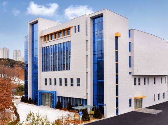 이달 27일 입주한 수원광교 하나님의 교회 전경. 광교호수공원 인근에 자리해 주민들과 함께하는 휴식과 소통의 공간으로 자리매김할 것으로 보인다. 하나님의 교회 제공.