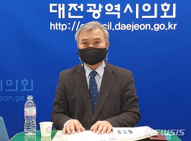 [대전=뉴시스] 정기현(더불어민주당·유성구3) 대전시의원이 27일 시의회 기자실에서 '코로나19 이후 교육환경 변화에 의한 청소년 삶의 변화' 용역결과를 설명하고 있다.