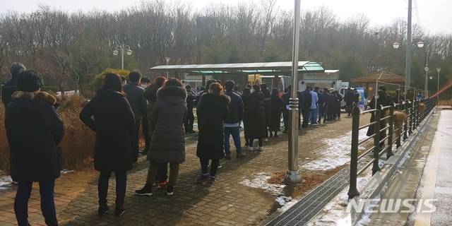 [파주=뉴시스]이호진 기자 = 13일 오후 경기 파주시 월롱면 선유산업단지 내 공원에 설치된 이동형 선별검사소에 검사를 받으려는 공단 근로자들이 줄지어 서 있다. 파주시는 전국 최초로 차량을 이용한 이동형 선별검사소를 제작해 지난 8일부터 운영하고 있다. 2021.01.13. asake@newsis.com