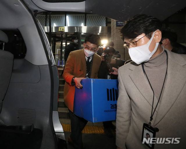 [과천=뉴시스]박미소 기자 = 수원지방검찰청 관계자들이  21일 오후 경기 과천시 정부과천청사 법무부에서 김학의 전 법무부 차관의 불법 출국금지 의혹 관련 압수수색을 마친 후 압수품을 차량으로 옮기고 있다.2021.01.21. misocamera@newsis.com