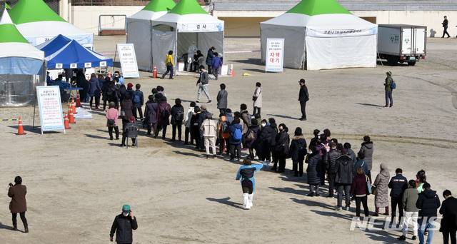 [대구=뉴시스] 이무열 기자 = 대구시 임시선별검사소 운영 종료를 나흘 앞둔 27일 오후 대구 달서구 두류공원 선별검사소가 신종 코로나바이러스 감염증(코로나19) 검사를 받기 위한 시민들로 북적이고 있다. 2021.01.27. lmy@newsis.com