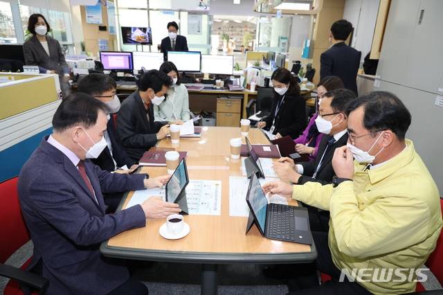 [홍성=뉴시스] 김지철 충남교육감이 교육청 민원담당 공무원들과 간담회를 갖고 있다.