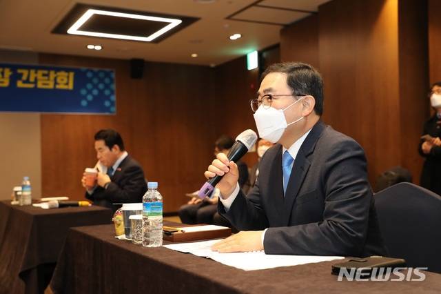 [창원=뉴시스] 강경국 기자 = 27일 서울 여의도에서 창원시, 수원시, 고양시, 용인시 등 4개 시 시장이 참석한 특례시 권한 확보를 위한 4개 특례시 시장 간담회에서 허성무 창원시장이 인사말을 하고 있다. (사진=창원시청 제공) 2021.01.27. photo@newsis.com