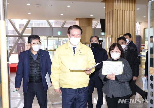 코로나19 백신 접종센터 현장 점검에 나선 최대호 시장.