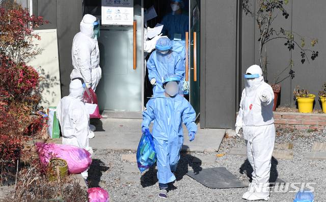6~19세 학생 등 109명이 코로나19 확진 판정을 받은 광주 광산구 운남동 광주TCS국제학교에서 27일 오후 확진자들이 생활치료시설로 이동하기 위해 버스에 탑승하고 있다. 2021.01.27. hgryu77@newsis.com