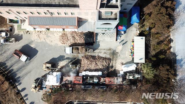 [화성=뉴시스] 김종택기자 = 고병원성 조류인플루엔자(AI) 확진 판정을 받은 경기도 화성시 한 산란계 농장에서 25일 오후 살처분 작업이 진행되고 있다. 2021.01.25.jtk@newsis.com