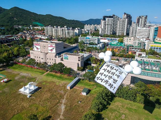 과천 지역사회는 국유지인 정부과천청사 앞 8만 9천여㎡ 유휴부지에 4천세대의 공공주택을 짓겠다는 내용을 담은 정부의 주택공급 대책(지난해 8월 4일 발표)에 거세게 반발해 왔다. 김종천 과천시장 주민소환 추진위원회 제공