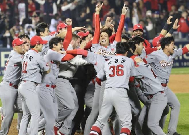 SK와이번스는 한국시리즈 4회 우승 등 2007년부터 'SK왕조시대'라는 영예를 얻기도 했다. 연합뉴스