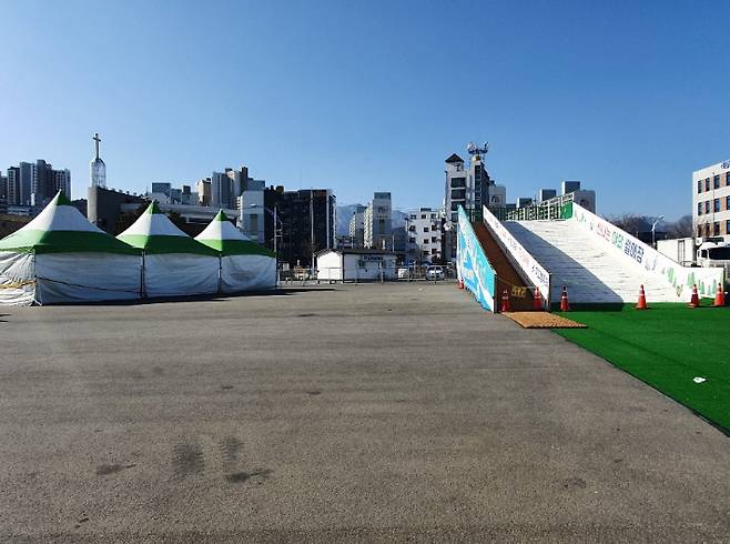 예산 낭비 비판이 제기된 속초 눈썰매장. 유선희 기자