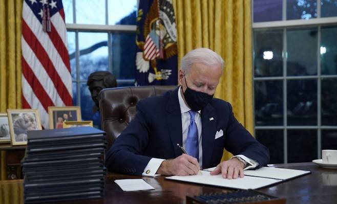 행정서명하는 조 바이든 미국 대통령. 연합뉴스