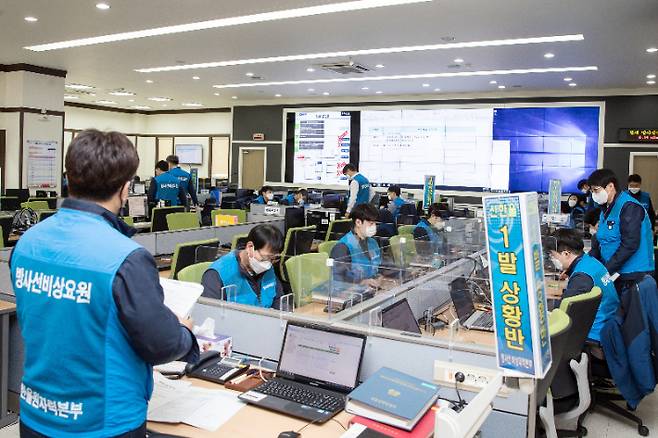 방사능방재 훈련중인 한울본부 방재요원들. 한울원자력본부 제공