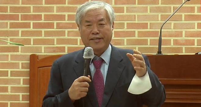 3·1절 범국민대회를 위한 전국 순회 행사의 일환으로 지난 19일 오전 전북 전주의 한 교회를 찾은 전광훈 사랑제일교회 목사가 설교를 하는 모습. 연합뉴스