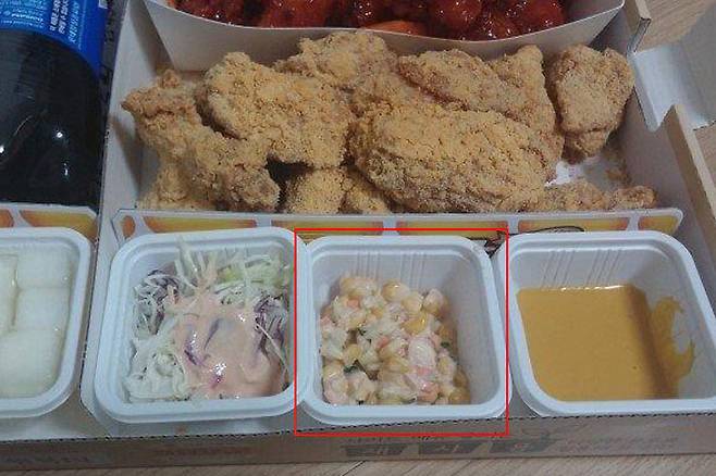 A치킨의 콘샐러드. 온라인커뮤니티 캡처