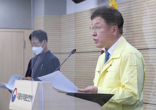 이동희 식품의약품안전평가원장(오른쪽)과 오일환 중앙약사심의위원회 위원장이 27일 오후 충북 청주시 식약처 브리핑실에서 셀트리온 제약회사의 신종 코로나바이러스 감염증(코로나19) 항체치료제의 중앙약사심의위원회 회의 결과를 발표하고 있다. 연합뉴스