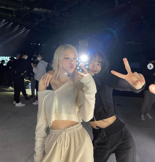 Group BLACKPINK Rosé has revealed she is close friends with Lisa.Rosé told his SNS on the 27th, When does the show open in your city?(What time will The Show Be on your city) 1/31 with the post.In the photo, Rosé and Lisa pose in a friendly pose at the shooting scene, with a cute look of Rosé and Lisa looking lively.Rosé will unveil his Solo song at BLACKPINKs LIVESTREAM CONCERT held on the 31st.Already, Rosés Solo song teaser video has been released and has received much attention.