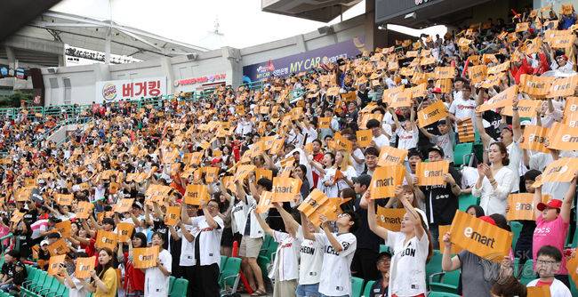 [사진] 이마트데이 이벤트를 진행하는 SK 와이번스. / SK 와이번스 제공