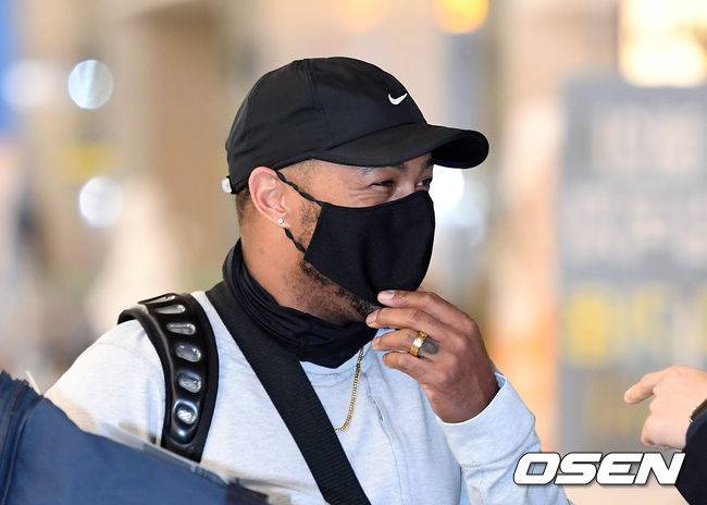 [OSEN=인천공항, 이대선 기자]한화 이글스 조니 워싱턴 타격코치가 입국장을 나가며 관계자와 이야기를 나누고 있다.  /sunday@osen.co.kr