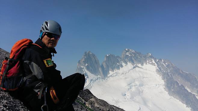 손중호 회장이 무스탕 등반을 하면서 히말라야를 배경으로 잠시 휴식을 취하고 있다. 사진 손중호 회장