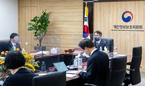 윤종인 개인정보보호위원회 위원장이 27일 오전 서울 종로구에 위치한 정부서울청사에서 개최된 제2회 전체회의를 주재하고 있다. 개인정보보호위원회 제공