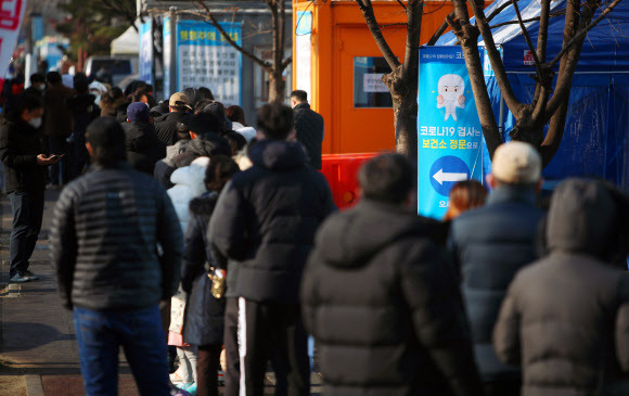 선별진료소에서 줄지어 기다리는 시민들 - 대구 동구의 한 교회에서 신종 코로나바이러스 감염증(코로나19) 확진자가 다수 발생한 21일 동구보건소에 마련된 선별진료소에서 시민들이 검사를 받기 위해 길게 줄지어 기다리고 있다. 2020.12.21 연합뉴스