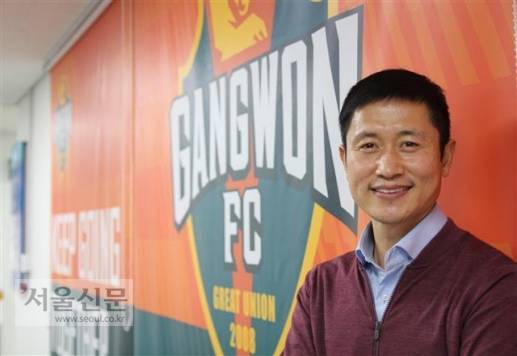 프로축구 강원FC 이영표 신임 대표이사는 자신의 경영 철학을 ‘정직’이라고 소개했다. “제 삶의 원칙이기도 해요. 구단 운영에 있어서도 정직해야 한다고 생각합니다. 일은 잘못할 수도 있고 능력이 부족할 수도 있어요. 그래도 서로 도와가며 하면 되니까 괜찮아요. 하지만 투명하고 공정한 행정을 위해서는 무엇보다 정직해야죠. 제가 정직한 사람이라 강조하는 것은 아니에요. 제 안에도 부정직이 너무나 많아 위기의 순간 정직하지 못하게 만들 수도 있기 때문에 스스로 다짐하는 겁니다.”