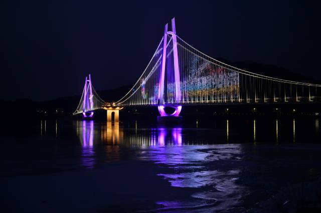 탑정호에 세워진 출렁다리가 밤에 화려한 조명으로 환하게 밝혀진 모습.