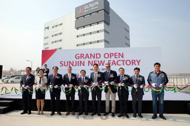 지난해 5월 장항국가산업단지 선진뷰티사이언스 공장 준공식에서 이성호(오른쪽 다섯 번째) 대표 등이 테이프커팅을 하고 있다./사진 제공=서천군