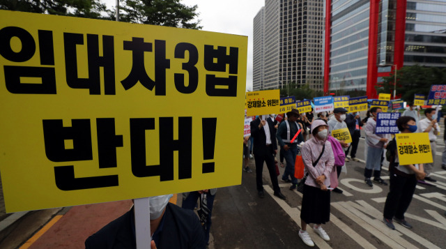 정부의 부동산 정책에 반대하는 임대사업자들이 임대차3법 등에 반대하며 시위하고 있다./서울경제DB