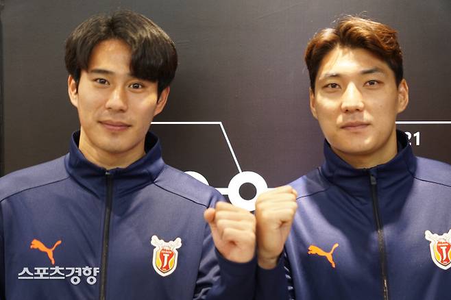 제주 유나이티드 진성욱(왼쪽)과 주민규가 26일 제주 서귀포의 제주 클럽하우스에서 스포츠경향과 인터뷰한 뒤 포즈를 취하고 있다.   서귀포 | 윤은용 기자