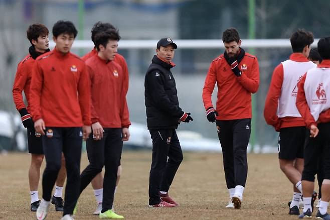 FC서울 박진섭 감독(가운데)이 지난 25일 창원축구센터에서 열린 팀 훈련에서 선수들에게 훈련 내용을 지시하고 있다. 프로축구연맹 제공