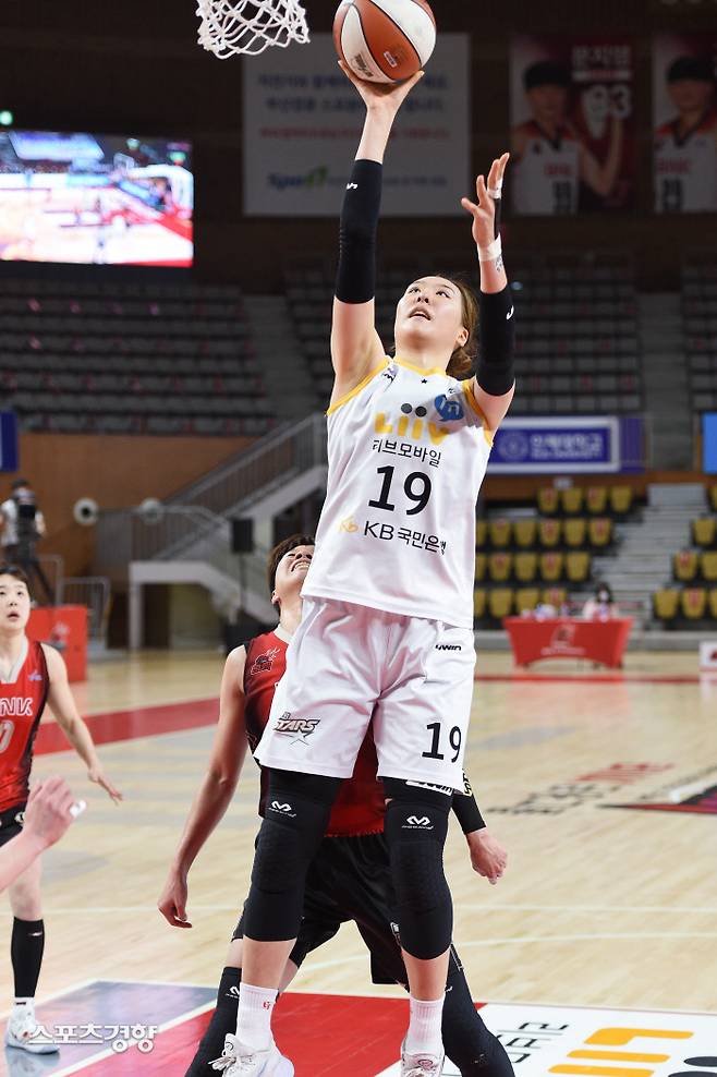 KB스타즈의 박지수가 27일 열린 여자프로농구 BNK와의 원정경기에서 골밑 슛을 시도하고 있다. WKBL 제공
