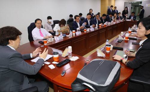 지난해 7월  8일 국회 의원회관에서 열린 미래통합당(국민의힘 전신)초선의원 공부모임 ‘명불허전보수다’에서 의원들이 미래통합당 신율 백서제작특위 부위원장(왼쪽)의 21대 총선에 대한 강연을 듣고 있다. 연합뉴스