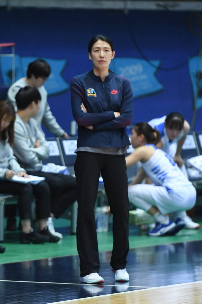 ▲ 전주원 우리은행 코치. 2020 도쿄올림픽을 이끌 여자농구 대표팀 감독으로 뽑혔다 ⓒ WKBL