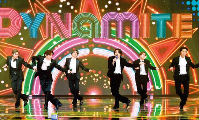 방탄소년단이 지난해 12월 12일 진행된 ‘2020 더팩트 뮤직 어워즈’에서 다이너마이트를 부르고 있다. [뉴스1]