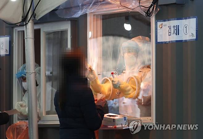 계속되는 검사 (서울=연합뉴스) 이지은 기자 = 국내 신종 코로나바이러스 감염증(코로나19) 신규 확진자 수가 다시 500명대 중반까지 증가한 가운데 27일 오전 서울역광장에 설치된 임시선별진료소에서 의료진이 검체를 채취하고 있다. 중앙방역대책본부는 이날 0시 기준 국내 코로나19 신규 확진자가 559명 늘어 누적 7만6천429명이라고 밝혔다. 2021.1.27 jieunlee@yna.co.kr